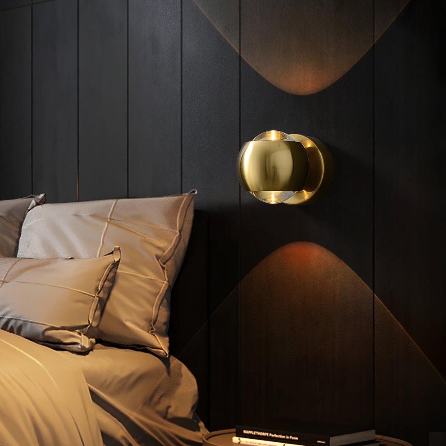 LumiAxis – Aluminium en Kristallen Wandlamp met Verticaal Ontwerp