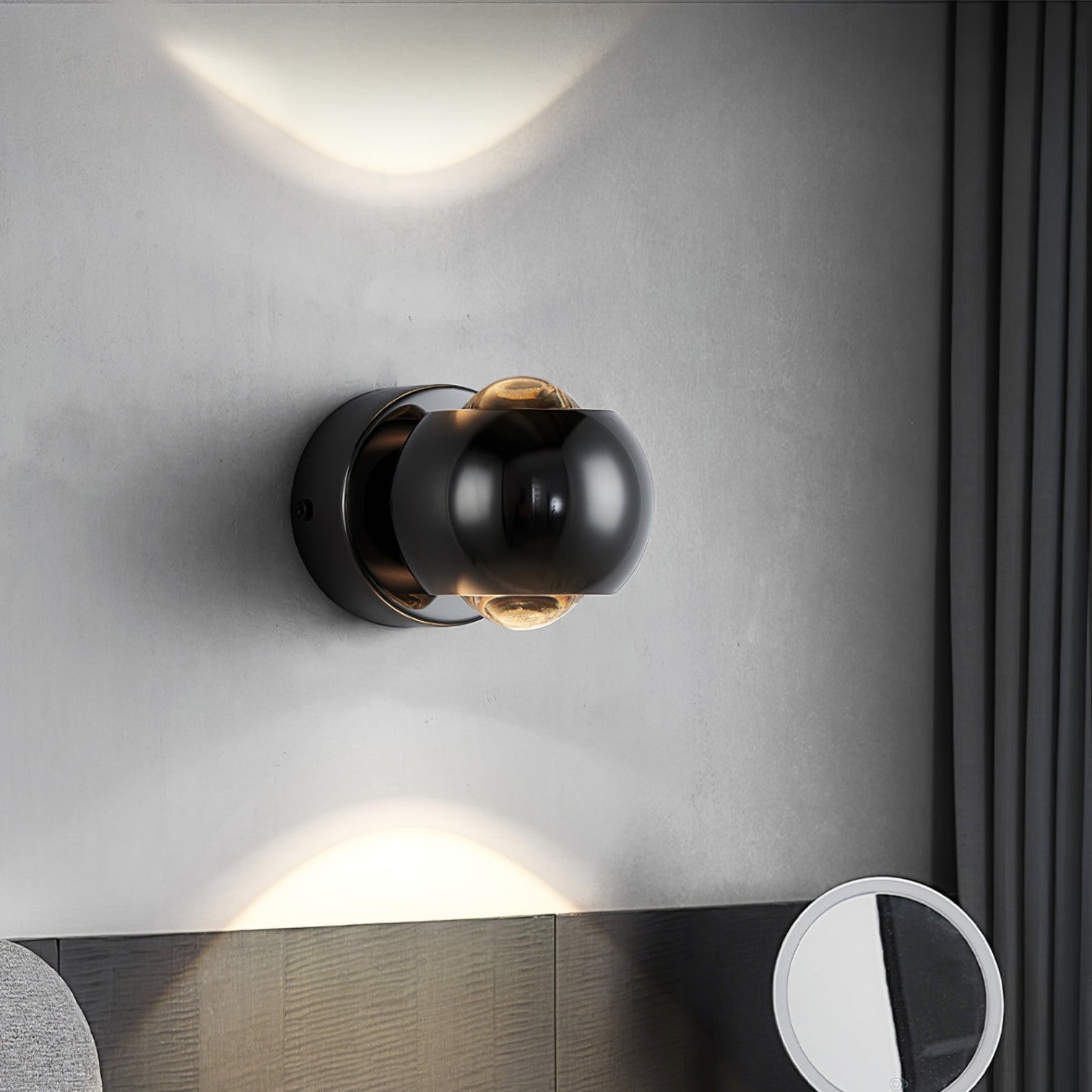 LumiAxis – Aluminium en Kristallen Wandlamp met Verticaal Ontwerp