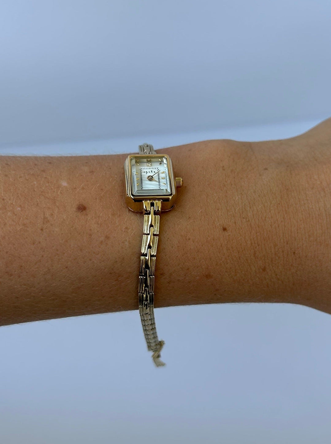 Isolde - Rechthoekig horloge met kettingband en zijknopdetail