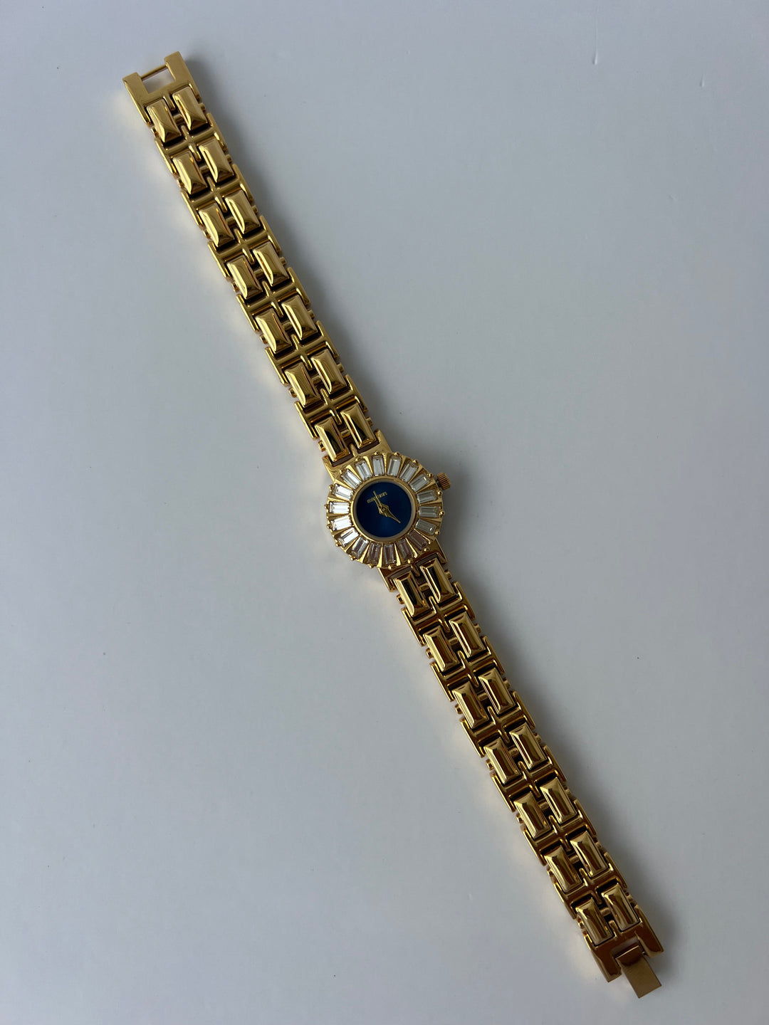 Liora - Modern retro vierkant horloge met slank bandontwerp en perfecte pasvorm om de pols