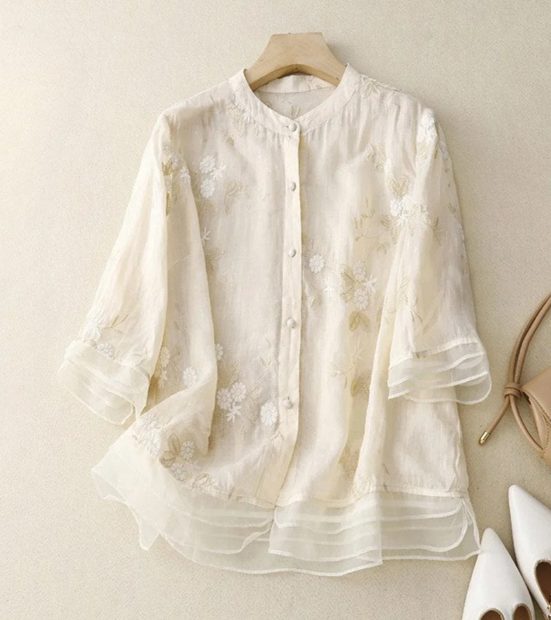 Elise – Klassieke blouse met ronde hals met knoopsluiting aan de voorkant en losse pasvorm