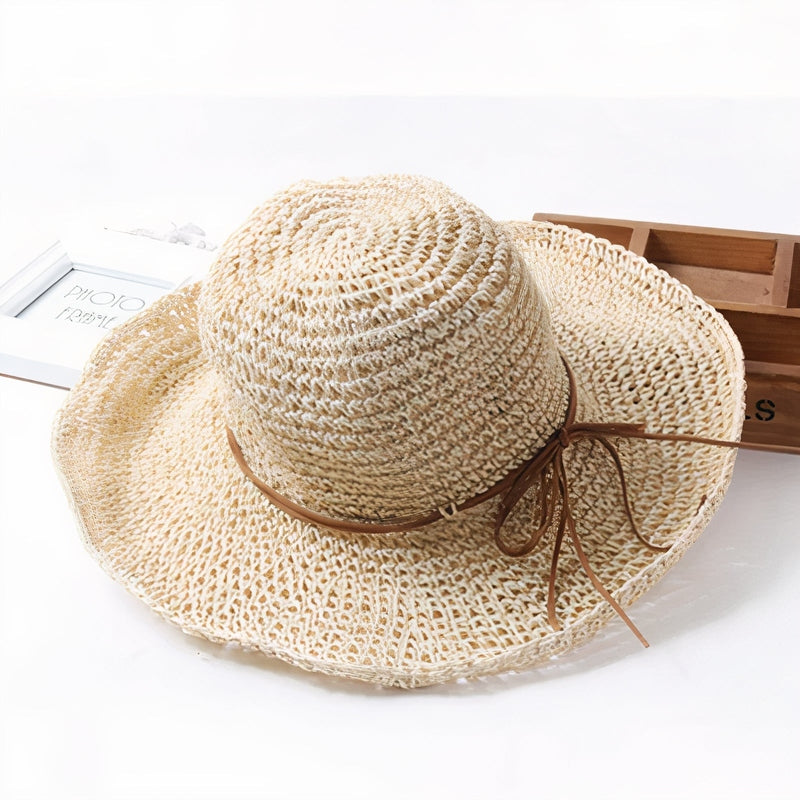 Kiana – Modern brede rand zonnehoed met slap silhouet en kroonband