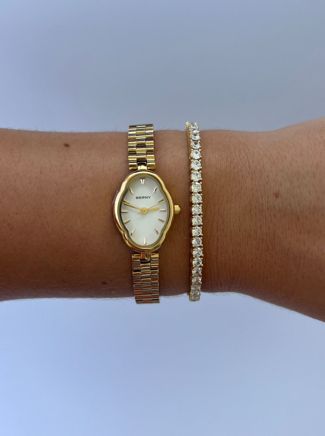 Solenne - Minimalistisch horloge met slanke band en zijknopdetails