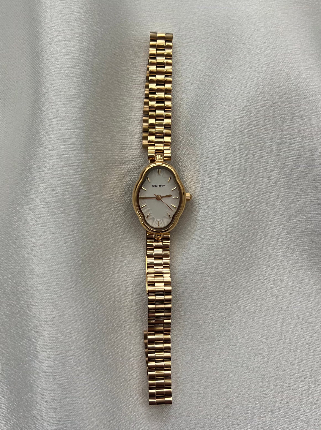 Solenne - Minimalistisch horloge met slanke band en zijknopdetails