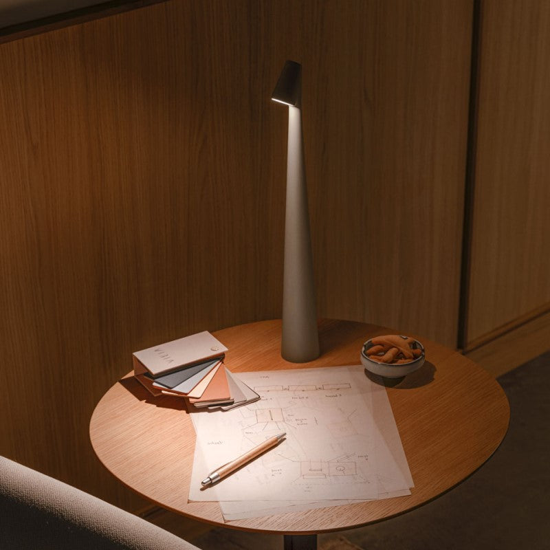 LumiRay – Moderne tafellamp met verstelbare kop voor veelzijdige verlichting