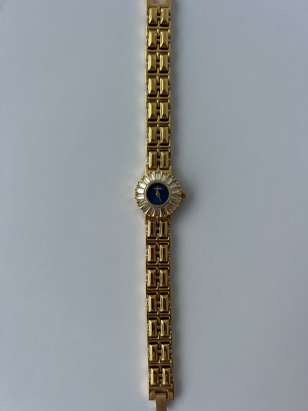 Liora - Modern retro vierkant horloge met slank bandontwerp en perfecte pasvorm om de pols