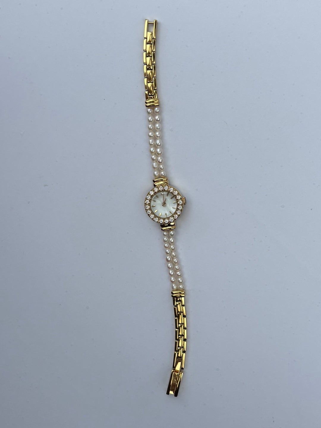 Saskia – Modern horloge met armband-stijl band en strakke klassieke wijzerplaat