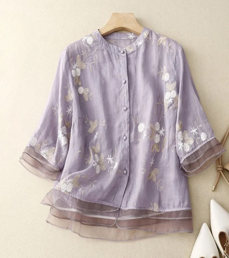 Elise – Klassieke blouse met ronde hals met knoopsluiting aan de voorkant en losse pasvorm