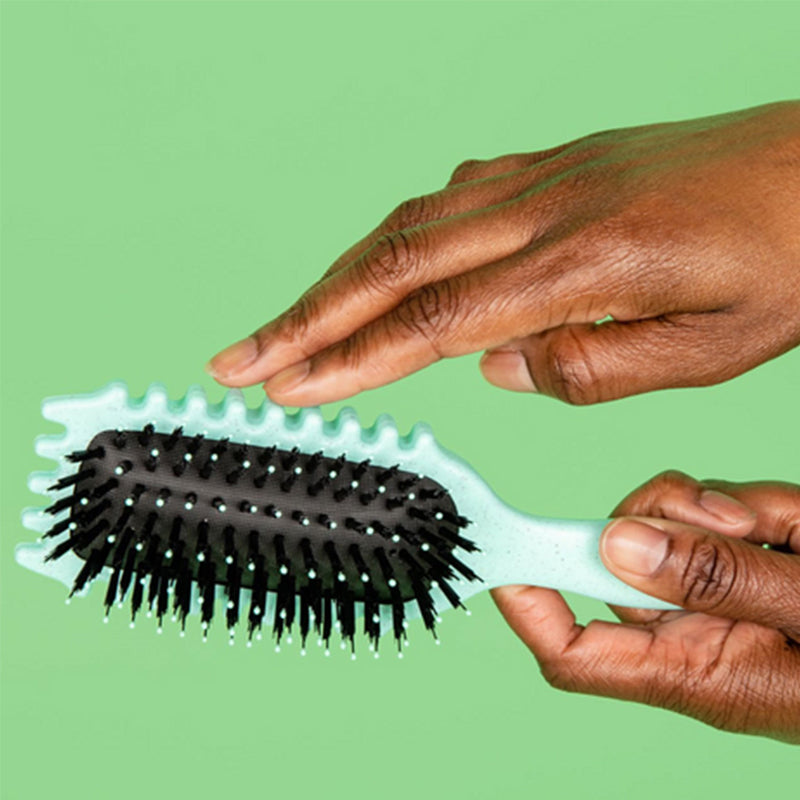 CurlEase – Strakke zwarte 3-in-1 haarstylingborstel met zachte haren voor het definiëren van krullen en het beheersen van pluisjes