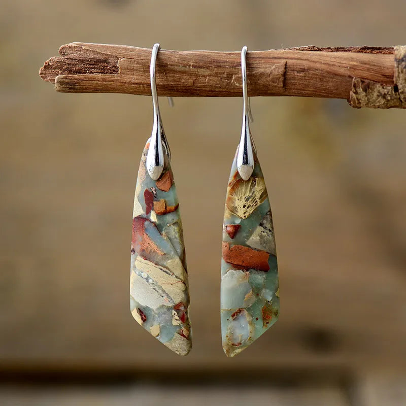 Eva – Stoere oorbellen met hoekige hangervorm en natuurlijke statement look