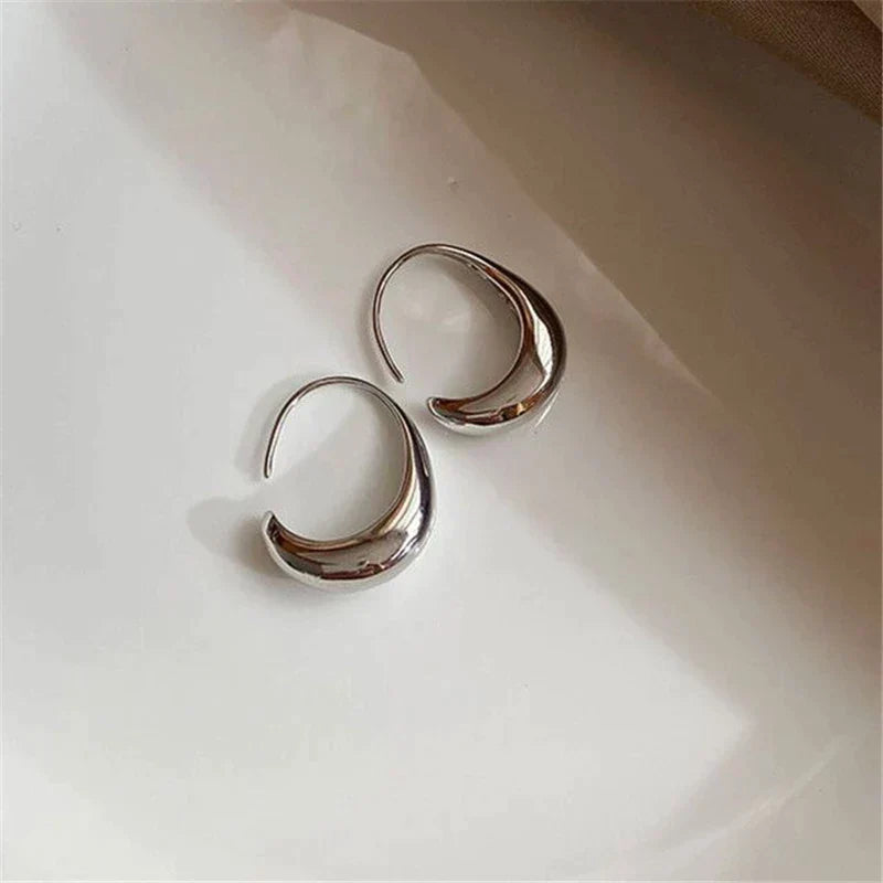Diana - Pendientes llamativos en forma de C con silueta moderna y acabado suave y brillante