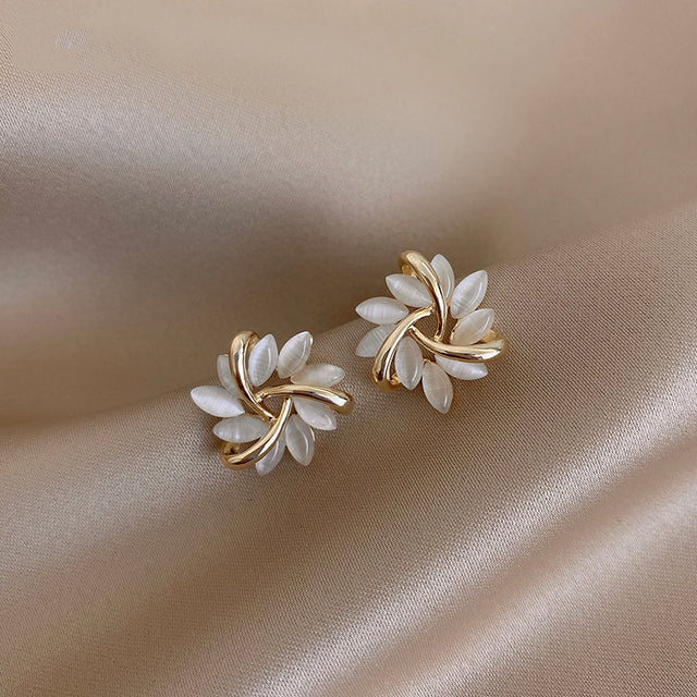 Lyra – Bloemenoorbellen met bloemblaadjesaccenten en elegante details