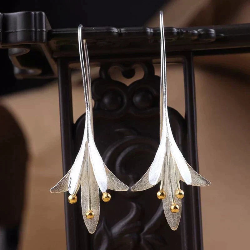 Natasha – Elegante oorbellen met bloemvorm en gebeeldhouwde geometrische bedel