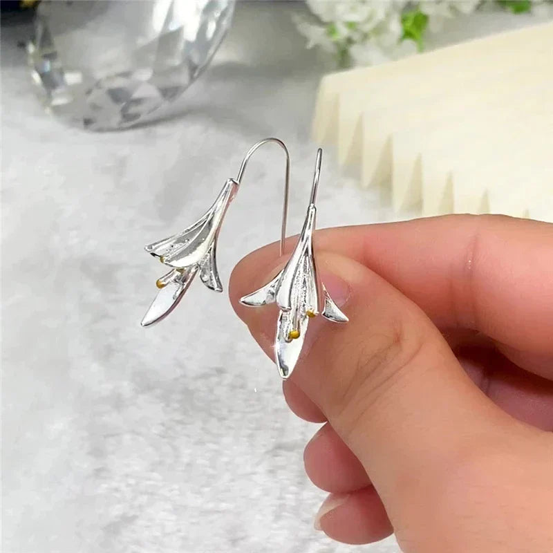 Natasha – Elegante oorbellen met bloemvorm en gebeeldhouwde geometrische bedel