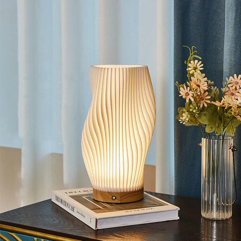 GlowWave – Moderne tafellamp met golfpatroon voor gezellige sfeerverlichting