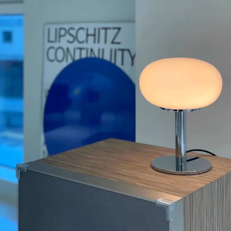 GleamGlow - Moderne Tafellamp met Ovale Glazen Kap en Strak Ontwerp