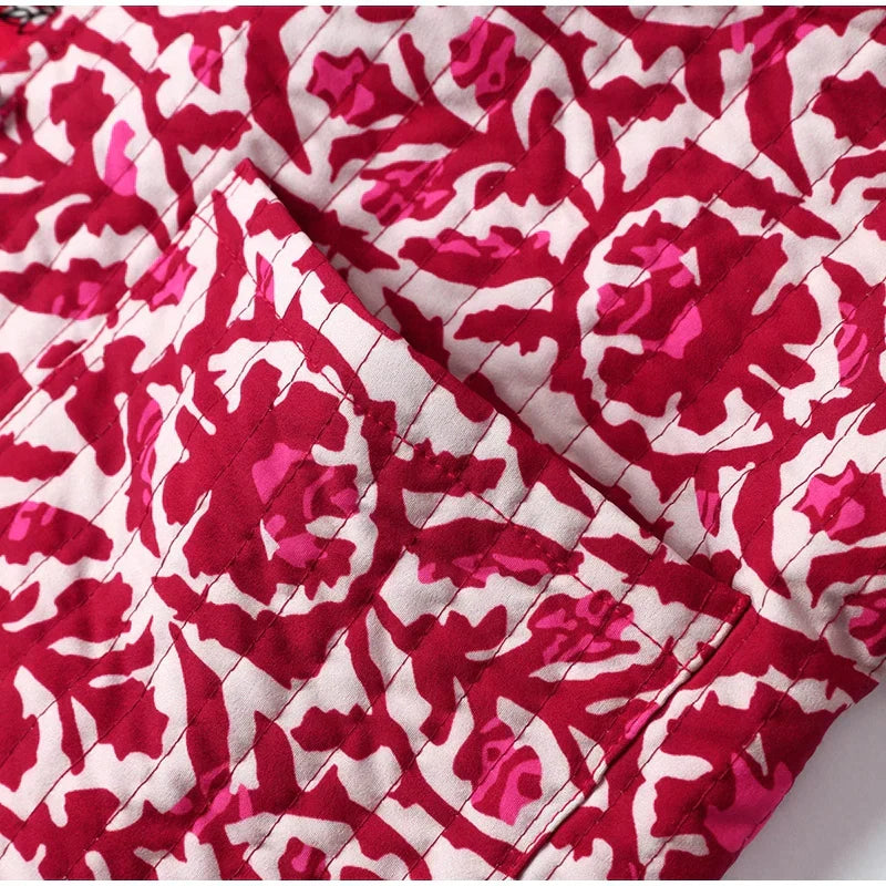 Ashley – Trendy mouwloos vest met hoge kraag en bloemenprint