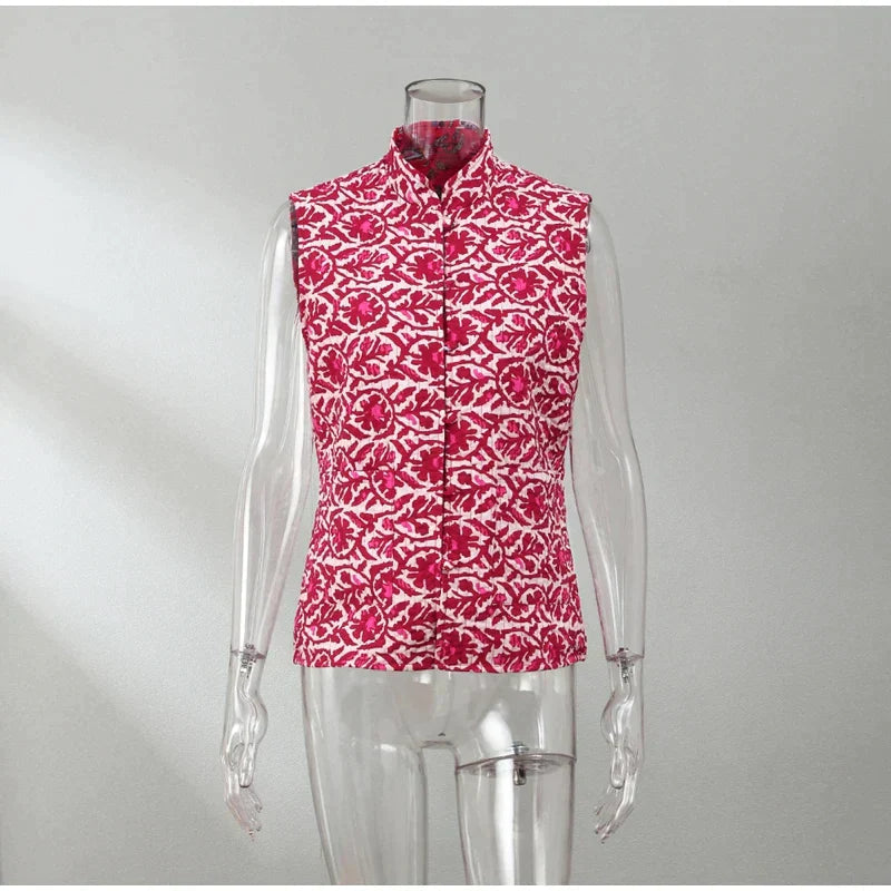Ashley – Trendy mouwloos vest met hoge kraag en bloemenprint