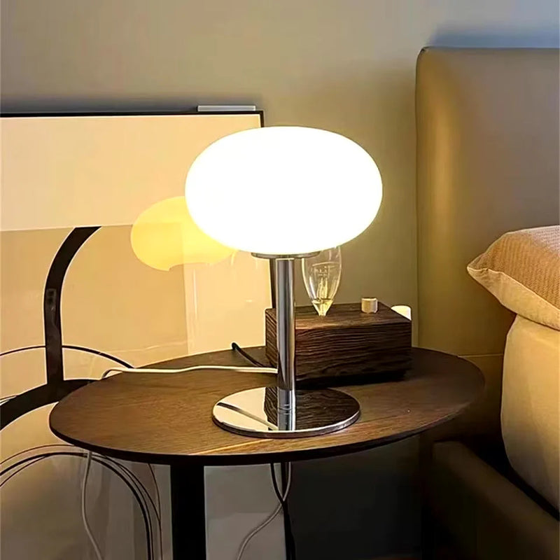 GleamGlow - Moderne Tafellamp met Ovale Glazen Kap en Strak Ontwerp
