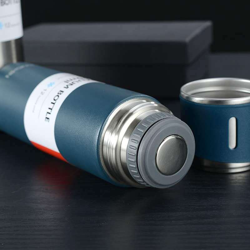 BrewCarry – Moderne thermosfles met bekerdeksel en langdurig warmtebehoud