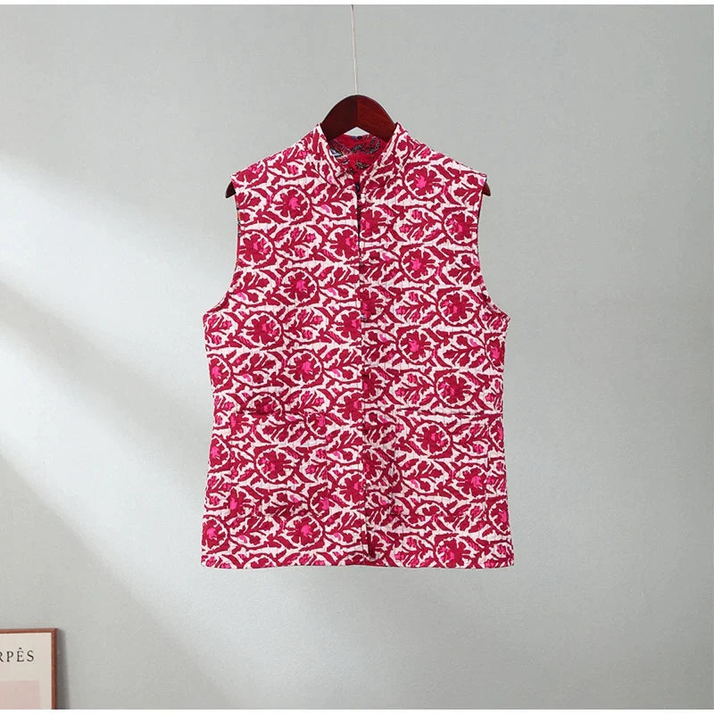 Ashley – Trendy mouwloos vest met hoge kraag en bloemenprint