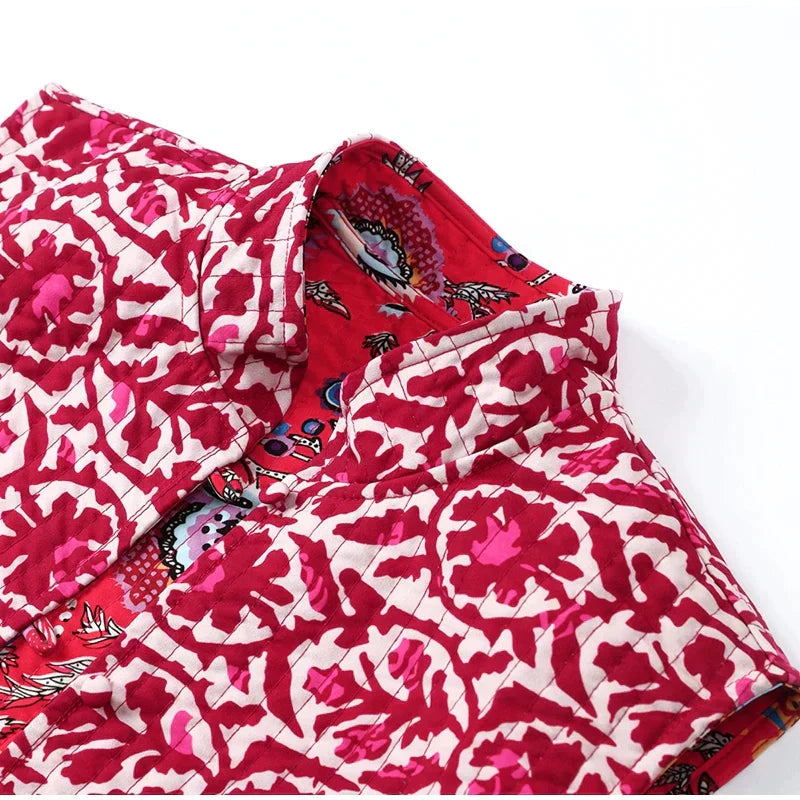 Ashley – Trendy mouwloos vest met hoge kraag en bloemenprint