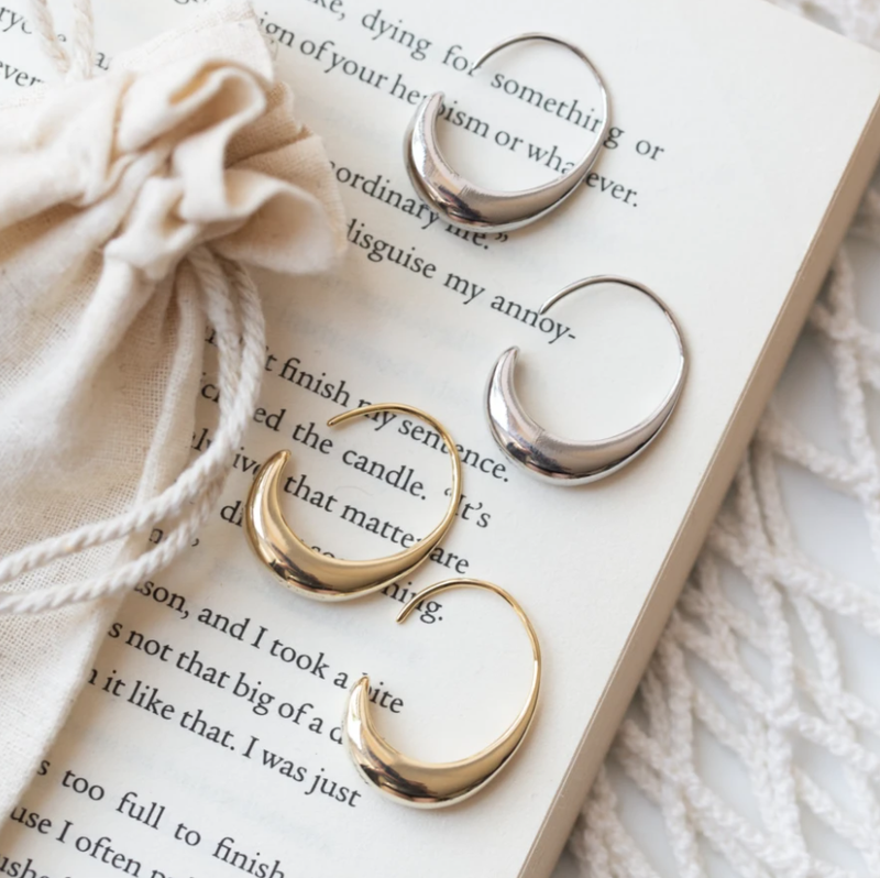 Diana - Pendientes llamativos en forma de C con silueta moderna y acabado suave y brillante