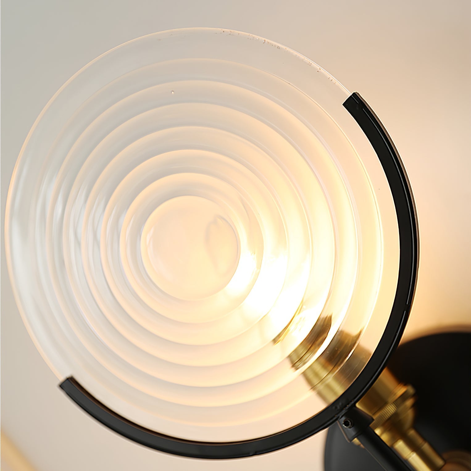 IronGlow – Wandlamp van Metaal en Glas met Cilindrische Vorm
