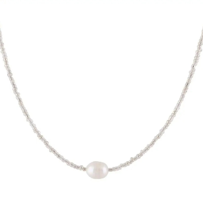 Joly – Moderne meerstrengige ketting met elegante parelaccenten en een opvallend middelpunt