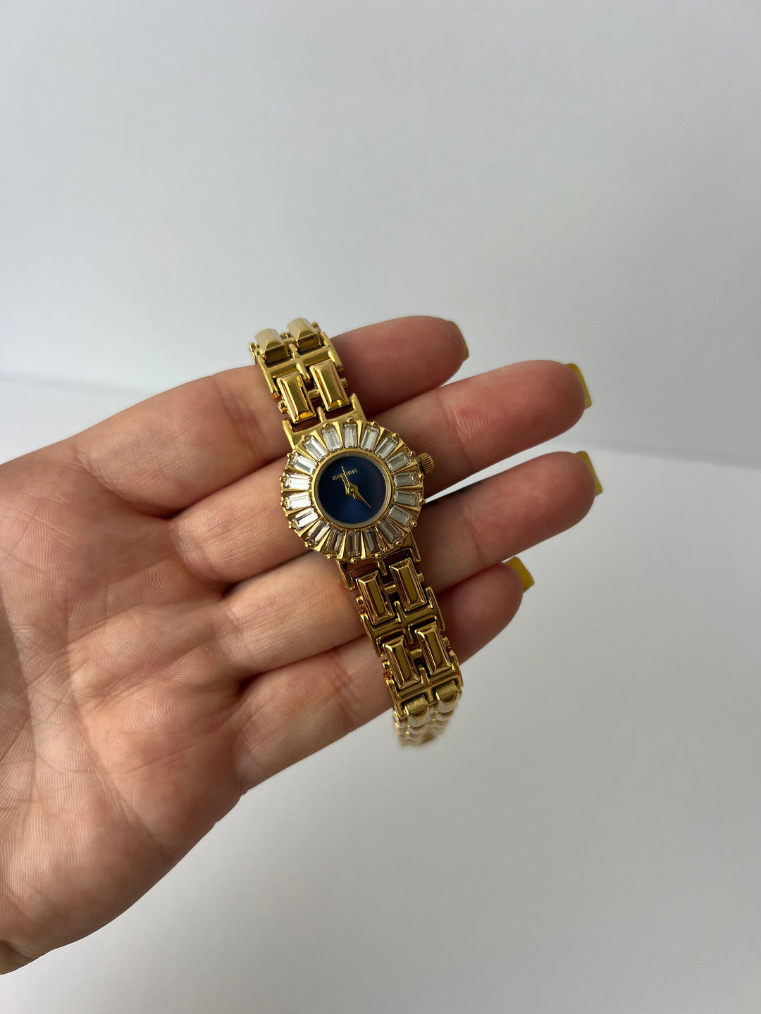 Liora - Modern retro vierkant horloge met slank bandontwerp en perfecte pasvorm om de pols