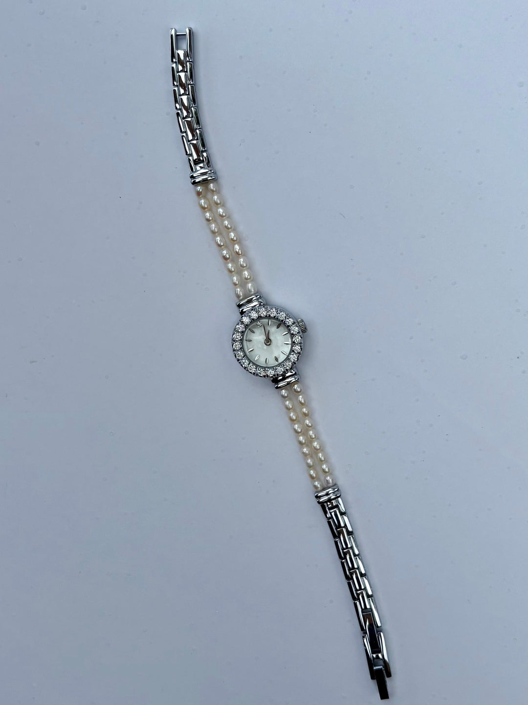 Saskia – Modern horloge met armband-stijl band en strakke klassieke wijzerplaat