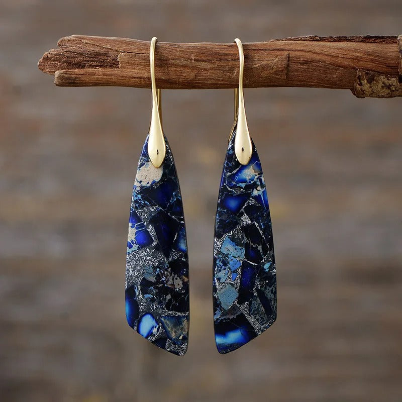 Eva – Stoere oorbellen met hoekige hangervorm en natuurlijke statement look