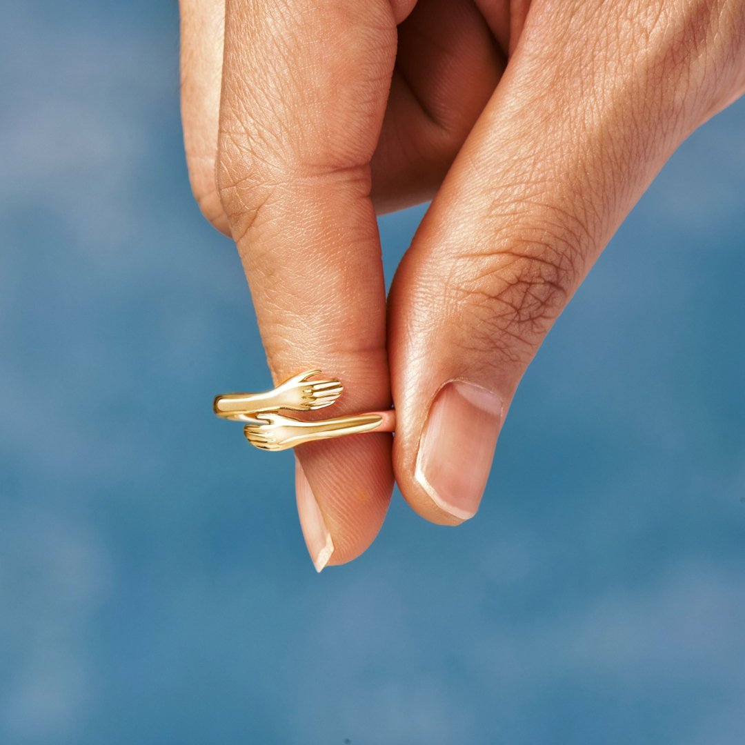 Naina – Verstelbare Open Ring met In Elkaar Grijpende Handen