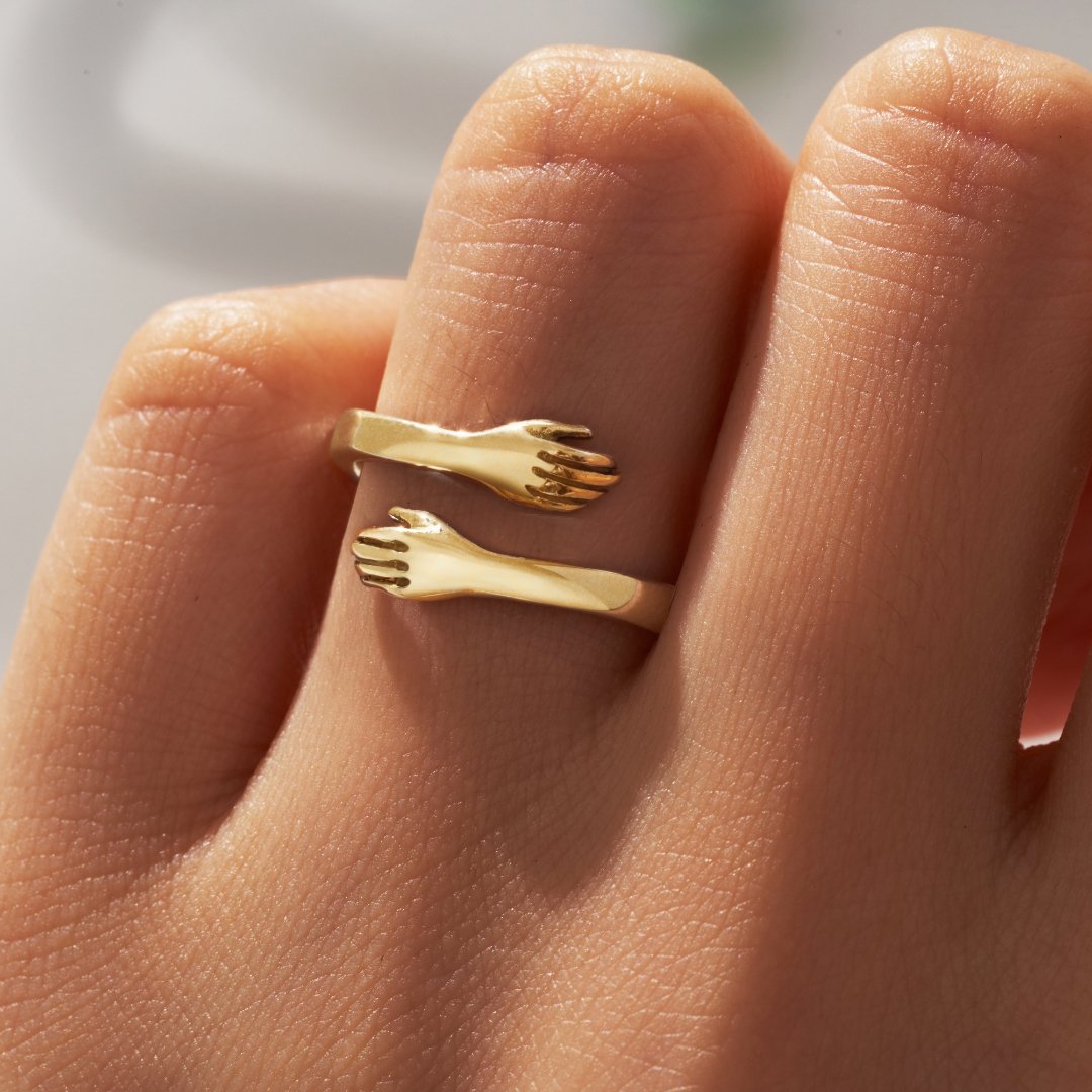Naina – Verstelbare Open Ring met In Elkaar Grijpende Handen