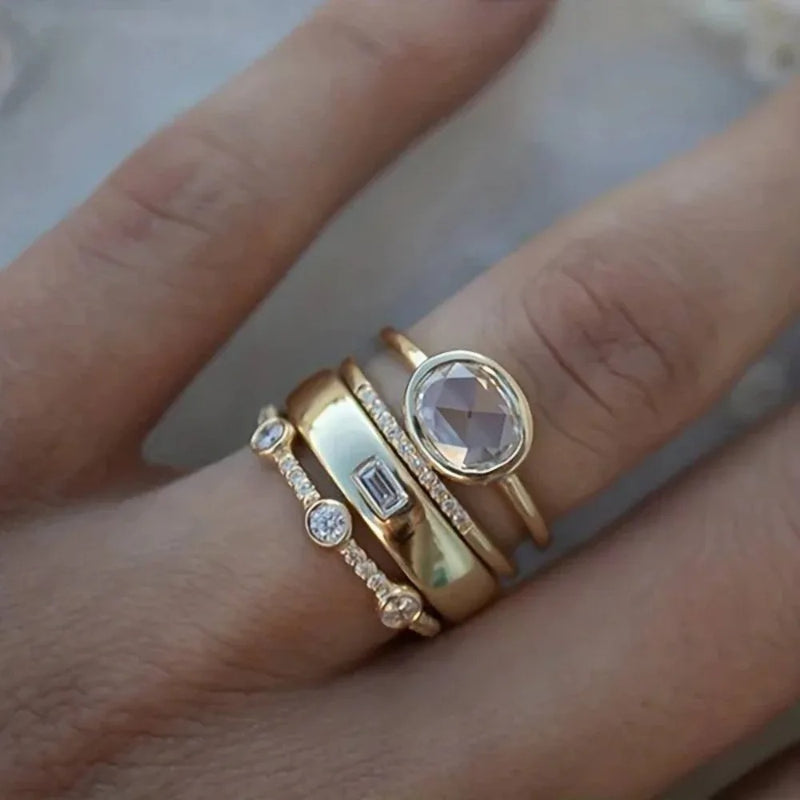 Isla – Elegante conjunto de anillos de cuatro piezas con detalles apilados y un look limpio