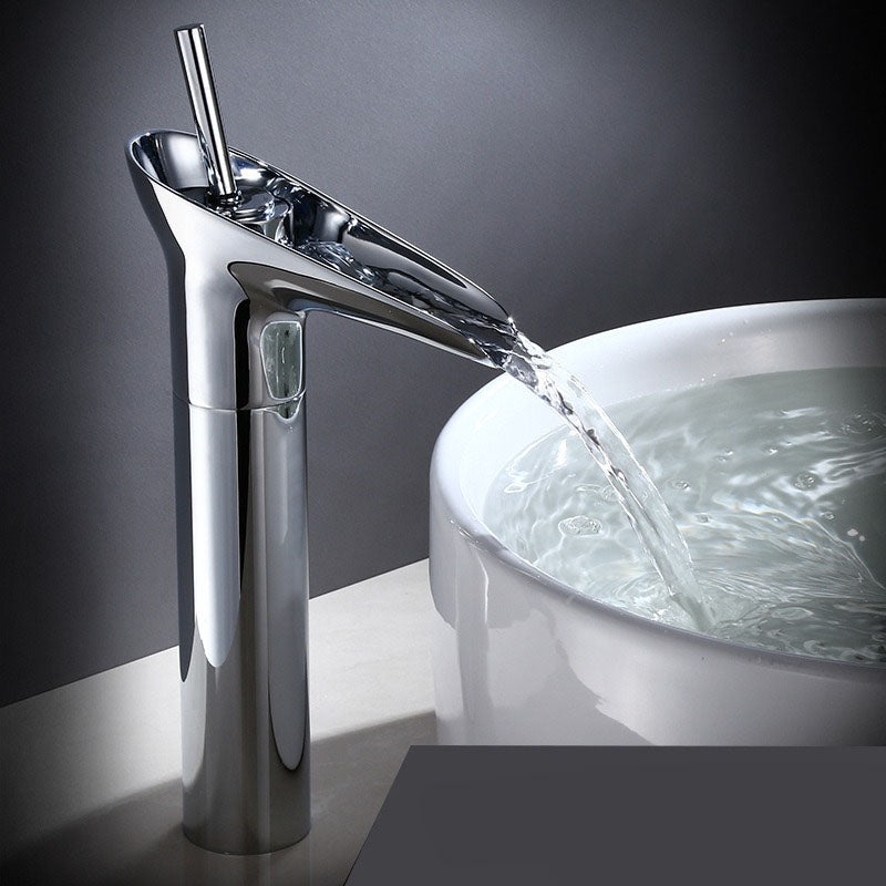 TranquilFlow - Elegante watervalkraan voor ontspannende badkamers