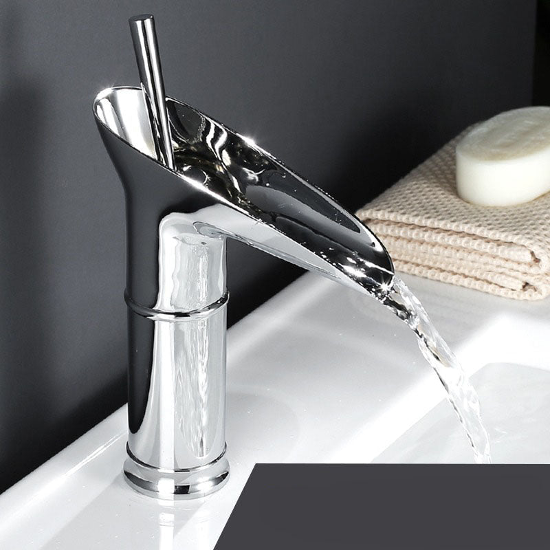 TranquilFlow - Elegante watervalkraan voor ontspannende badkamers