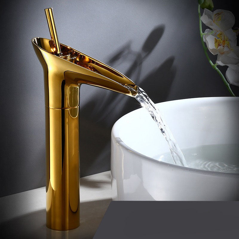 TranquilFlow - Elegante watervalkraan voor ontspannende badkamers