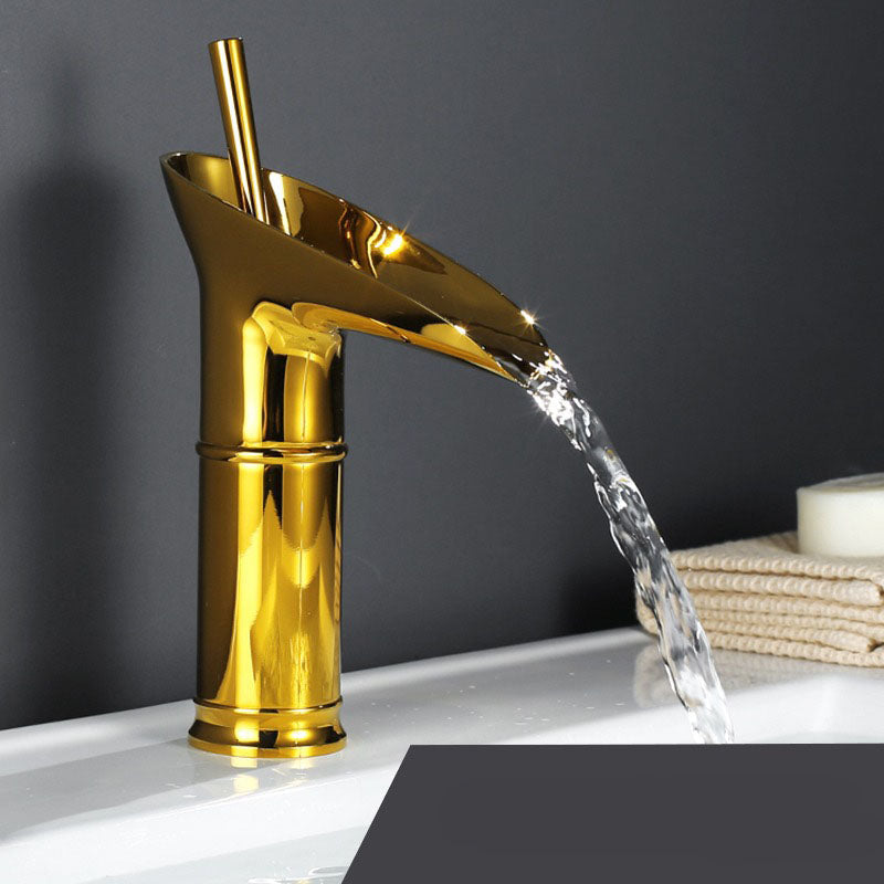 TranquilFlow - Elegante watervalkraan voor ontspannende badkamers