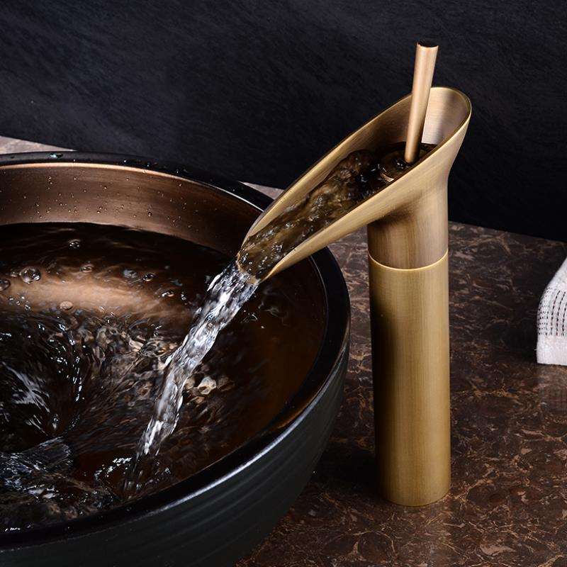 TranquilFlow - Elegante watervalkraan voor ontspannende badkamers