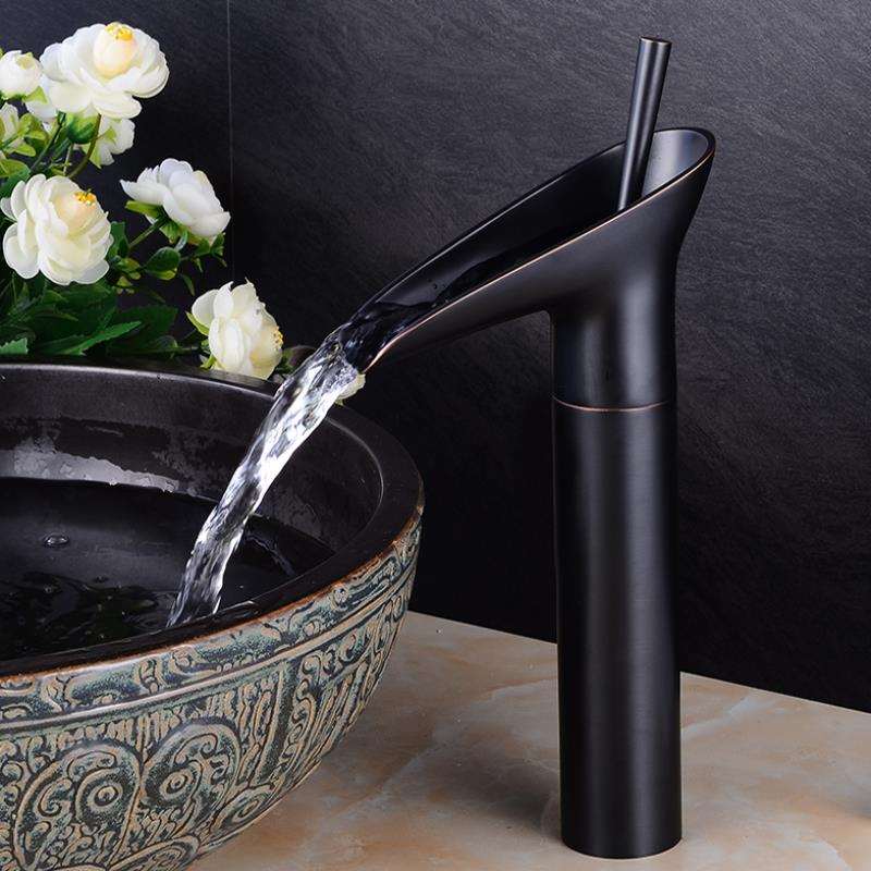 TranquilFlow - Elegante watervalkraan voor ontspannende badkamers