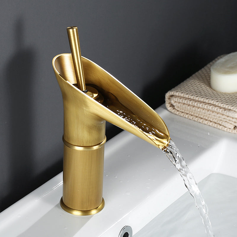 TranquilFlow - Elegante watervalkraan voor ontspannende badkamers