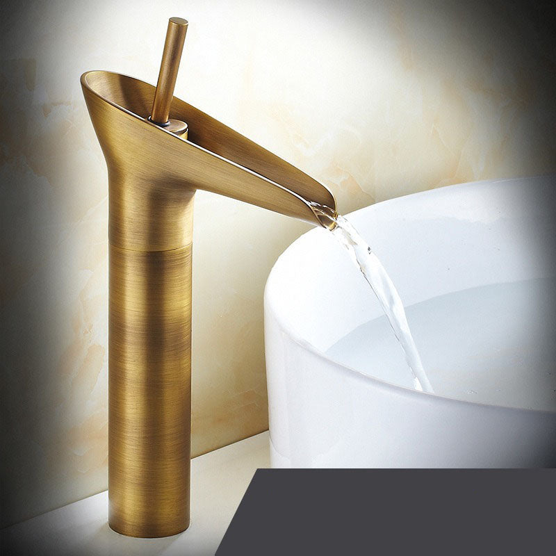 TranquilFlow - Elegante watervalkraan voor ontspannende badkamers
