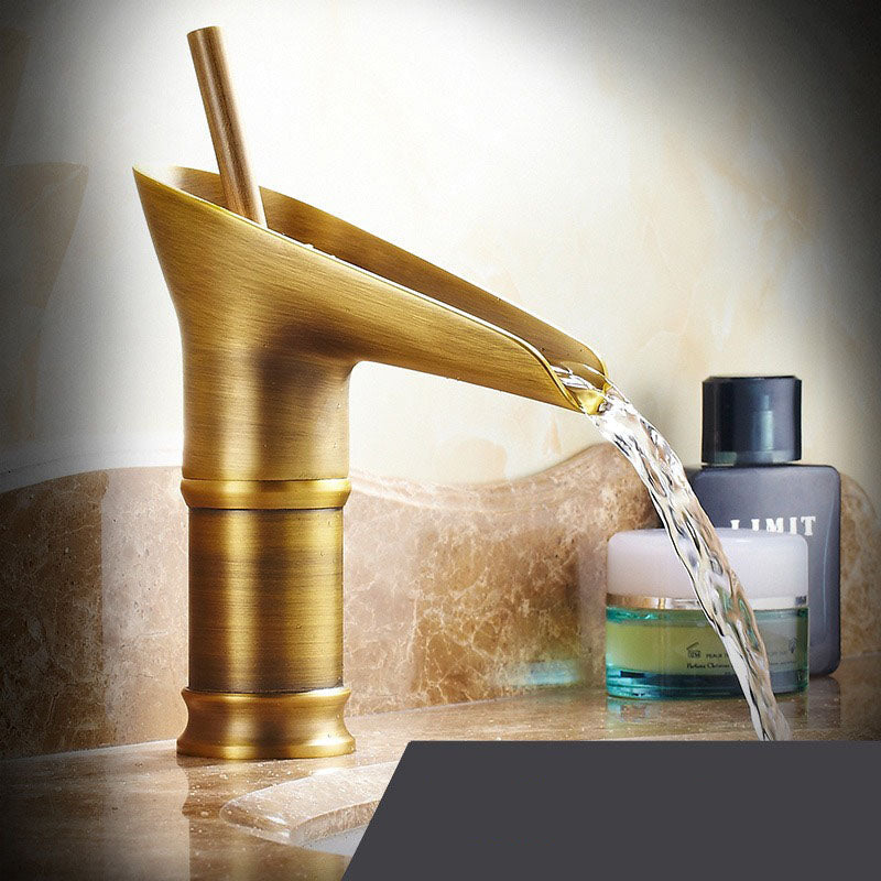 TranquilFlow - Elegante watervalkraan voor ontspannende badkamers