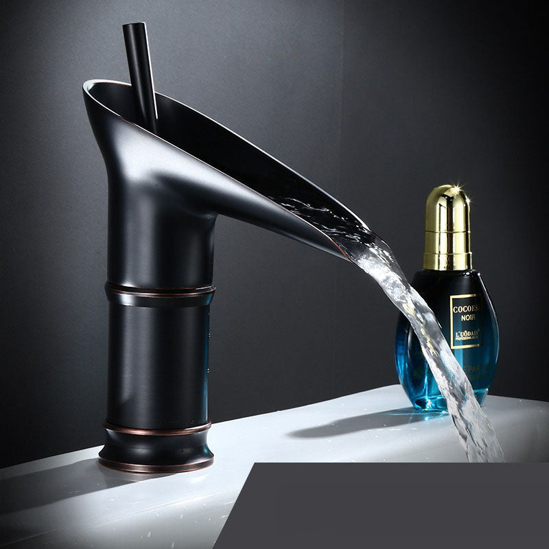 TranquilFlow - Elegante watervalkraan voor ontspannende badkamers