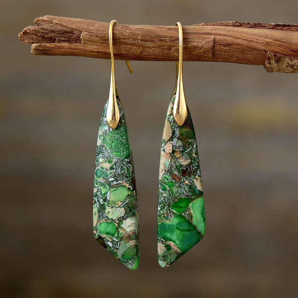 Eva – Stoere oorbellen met hoekige hangervorm en natuurlijke statement look