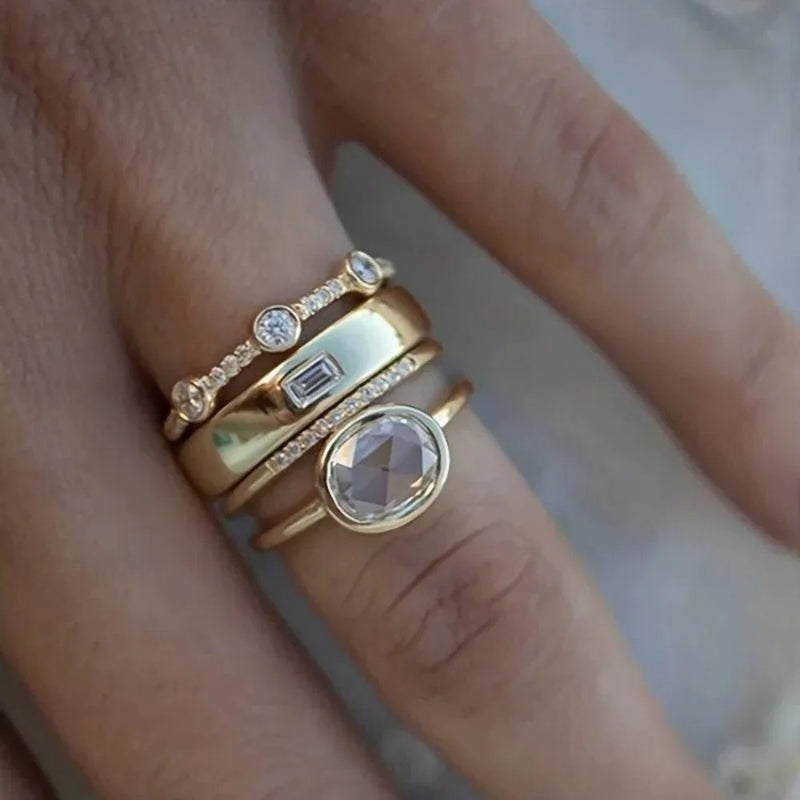 Isla – Elegante conjunto de anillos de cuatro piezas con detalles apilados y un look limpio