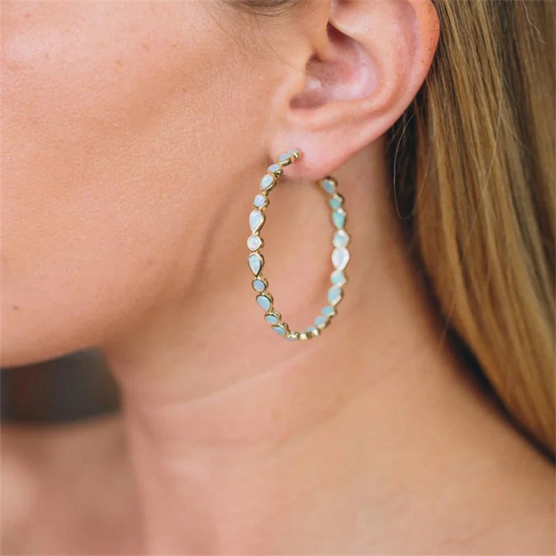 Nara – Elegantes pendientes en forma de C con diseño de gota esculpida y pieza llamativa