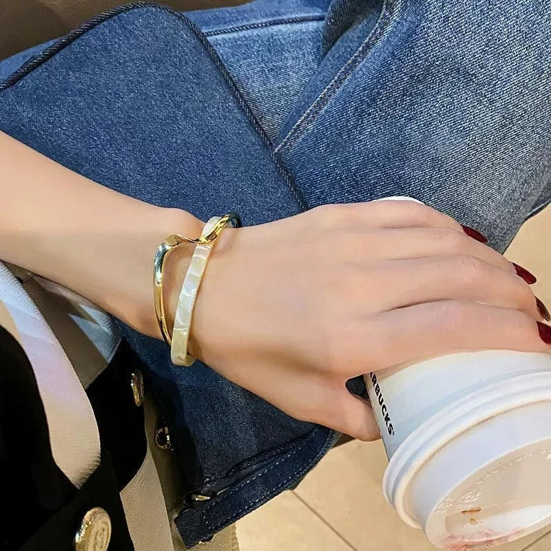 Clara – Pulsera geométrica abierta con silueta curva y un acabado moderno y elegante