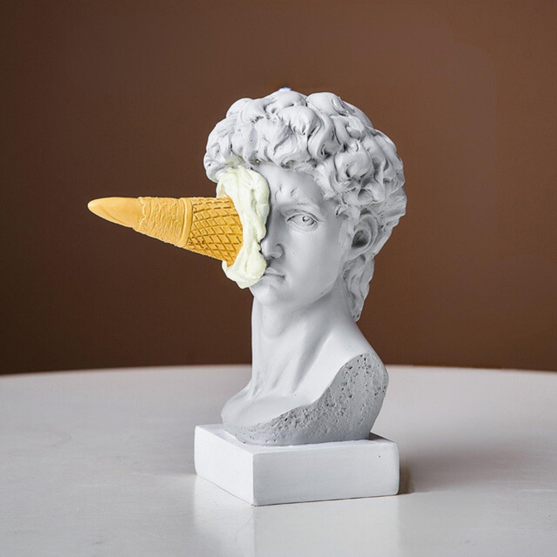 ArtWhimsy - Speelse ijs gezicht kunst sculptuur voor thuisdecoratie